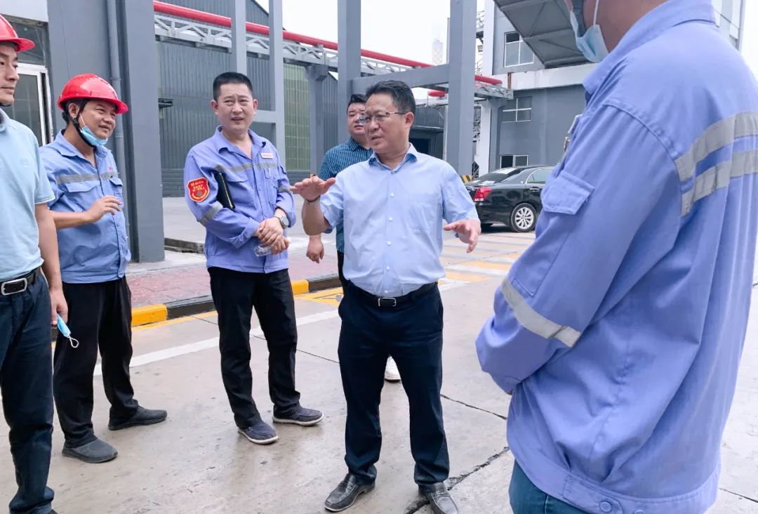 王大真一行到股份公司、化机公司现场办公(图1) 图片