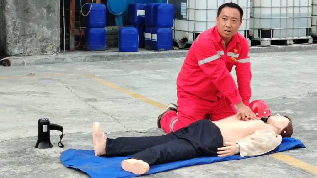 【安全生产月】检修分公司开展防中暑应急演练(图2) 【安全生产月】检修分公司开展防中暑应急演练(图2)